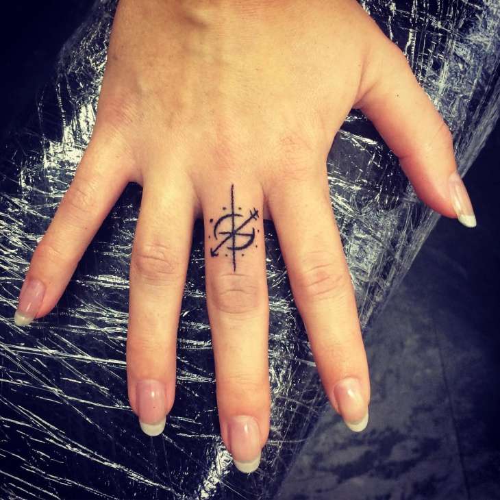 Tatuaje de brújula en el dedo
