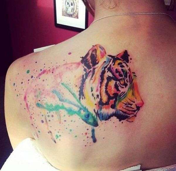 Tatuaje de tigre en la espalda