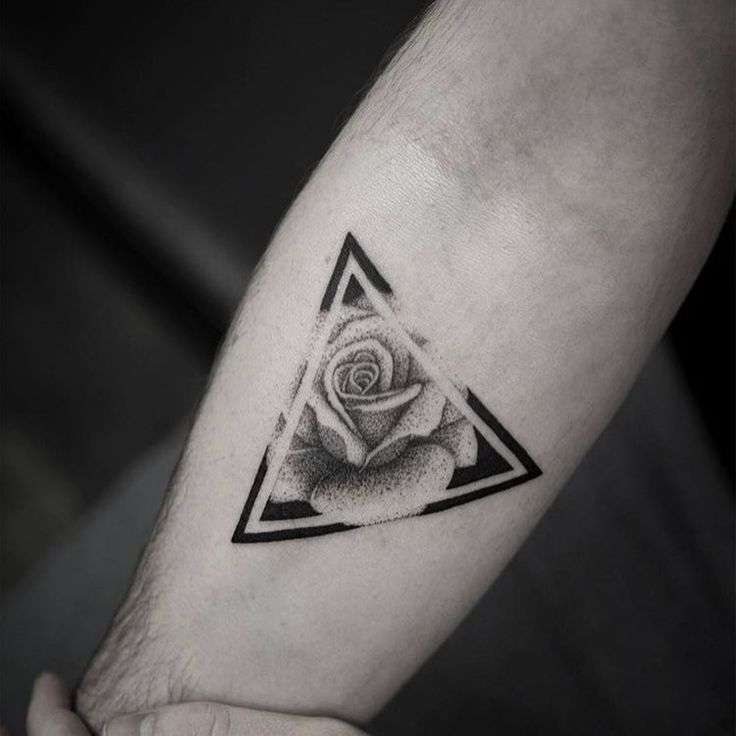 Tatuaje de triángulo y rosa