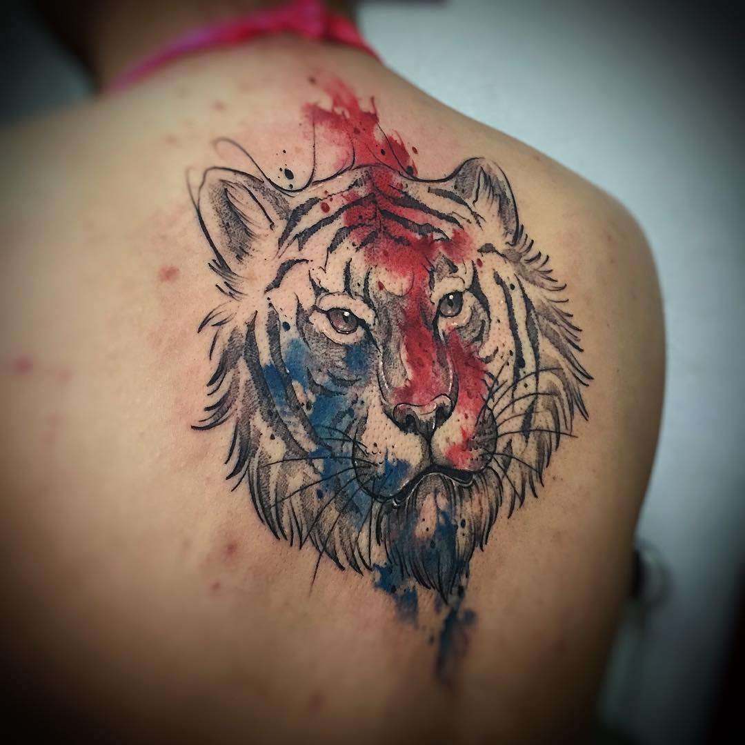 Tatuaje de tigre negro, rojo y azul