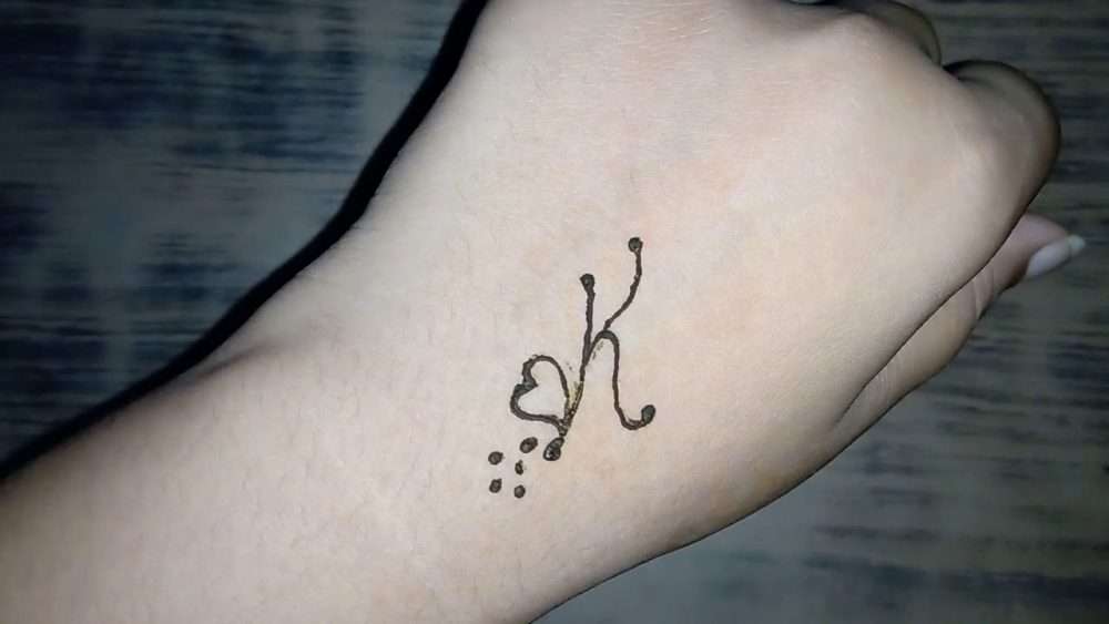 Tatuaje de letra "K" en henna