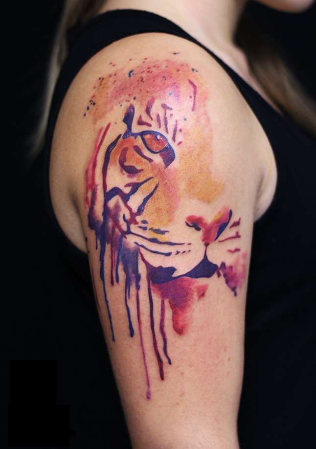 Tatuaje de tigre acuarela en el brazo