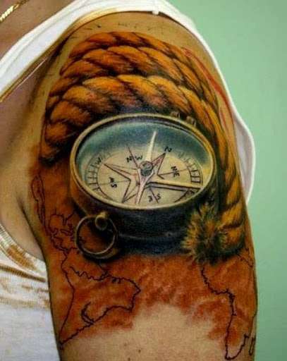 Tatuaje de brújula en el brazo