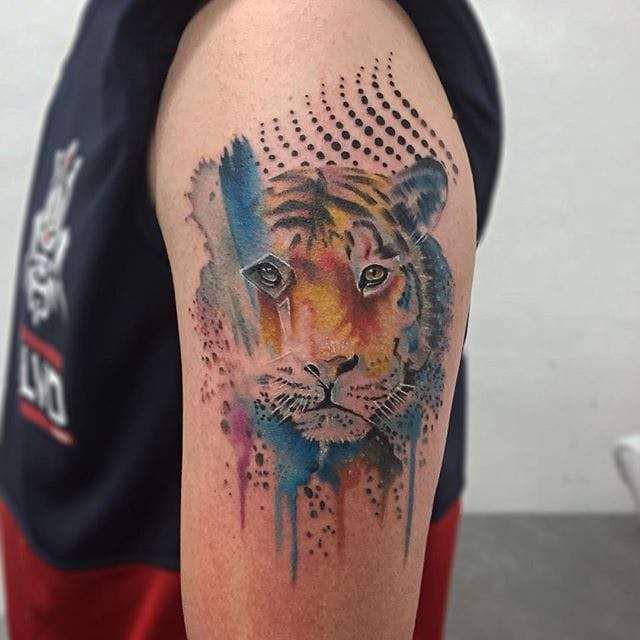 Tatuaje de tigre en colores en el brazo