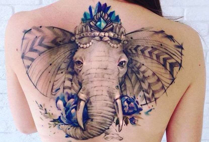 Tatuaje de elefante con detalles en azul