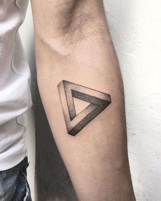 Tatuaje de triángulo en el antebrazo