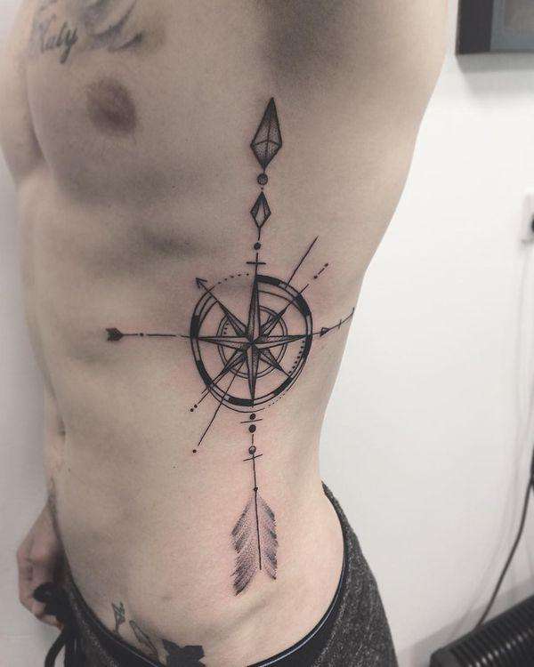 Tatuaje de brújula y flecha en las costillas
