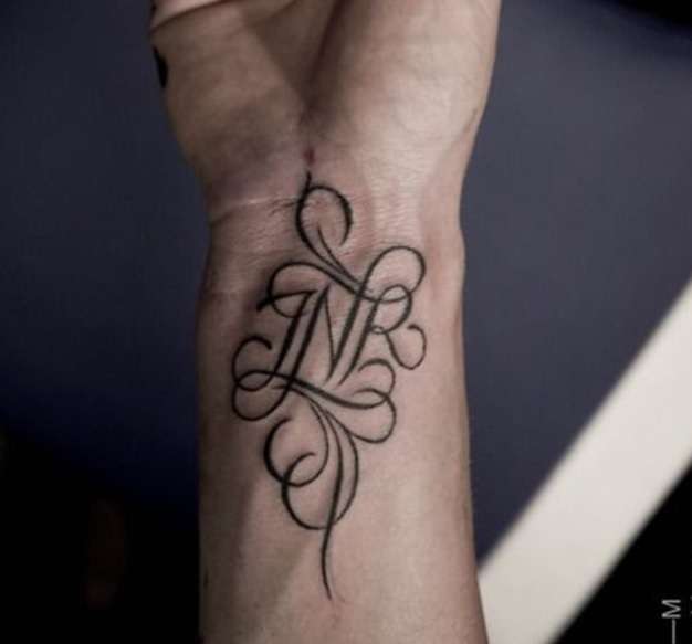 Tatuaje de letras "J N R"