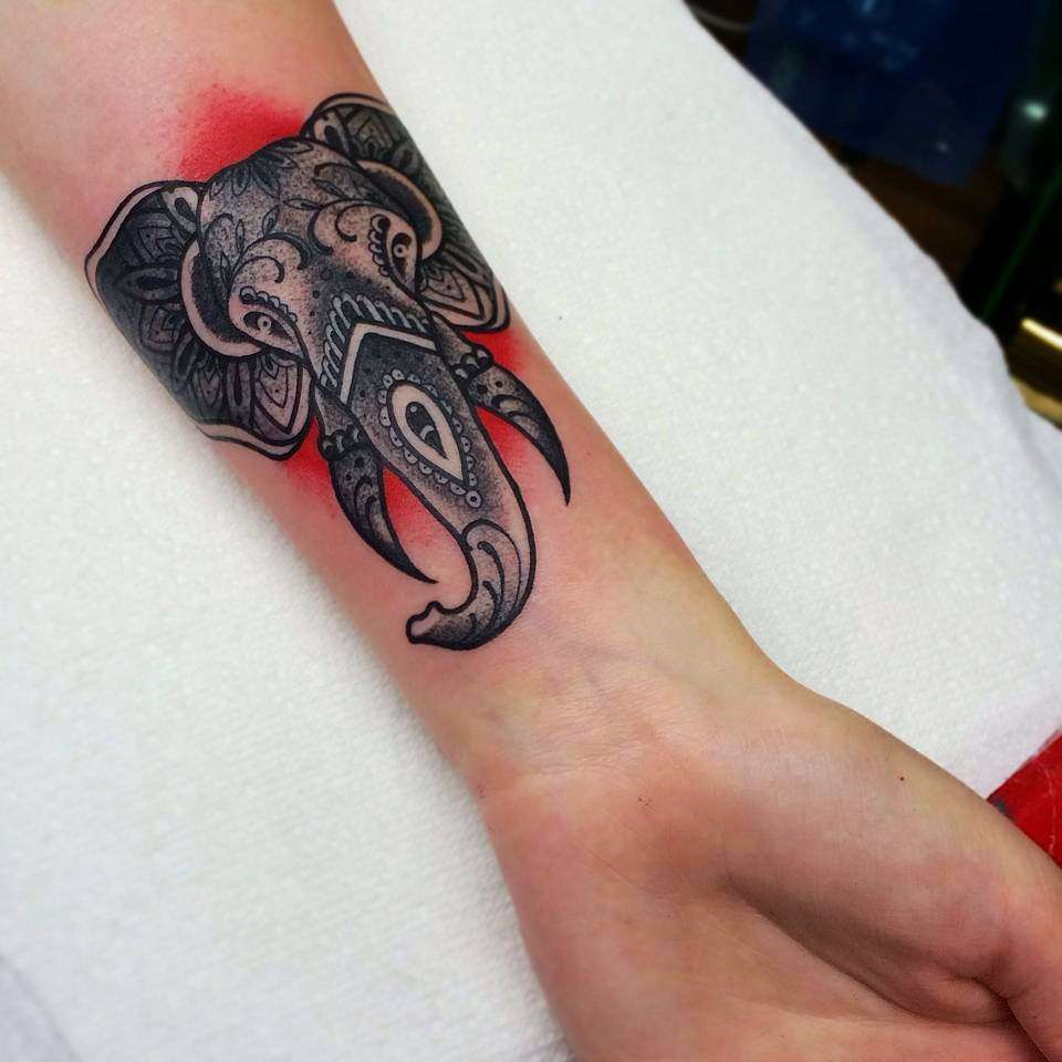 Tatuaje de elefante en la muñeca