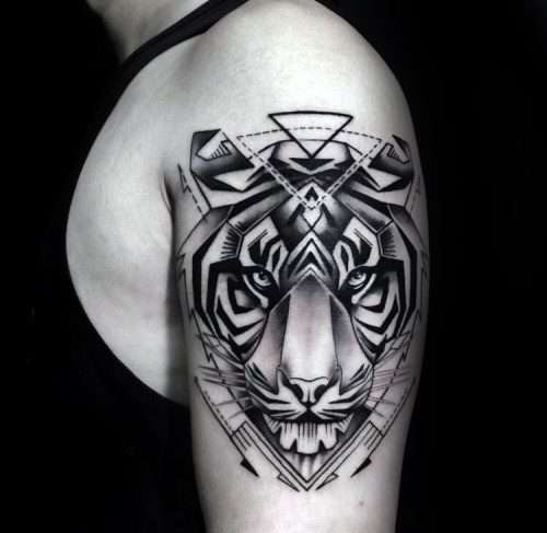 Tatuaje de tigre en el brazo