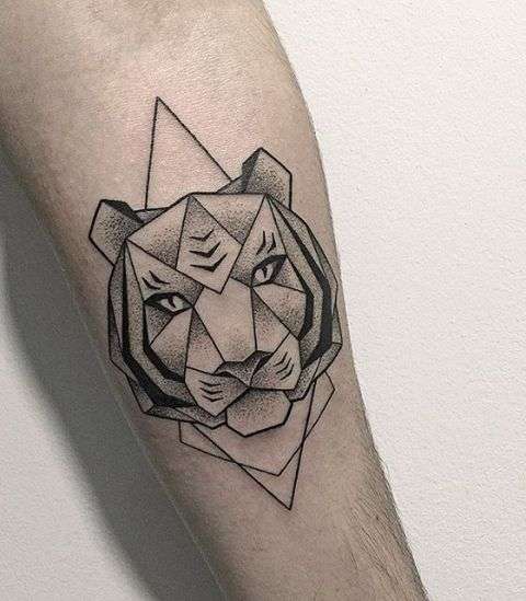 Tatuaje de tigre en el brazo