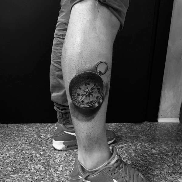 Tatuaje de brújula en la pierna