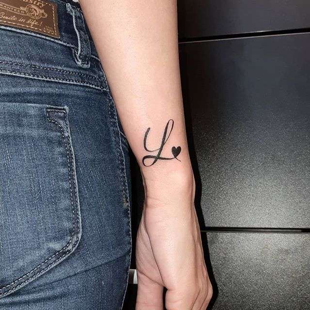 Tatuaje de letra "L"
