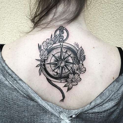Tatuaje de brújula y flores
