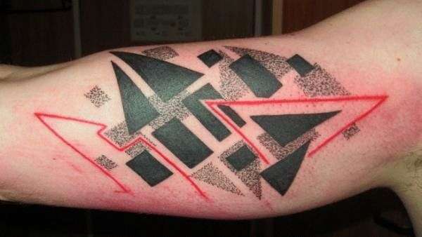 Tatuaje de triángulos negros y rojos
