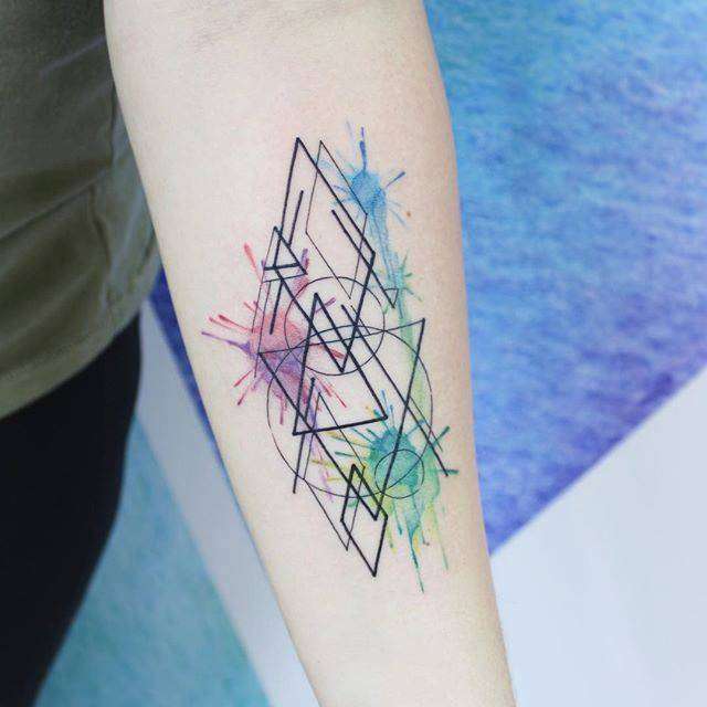 Tatuaje de triángulos y otras formas geométricas