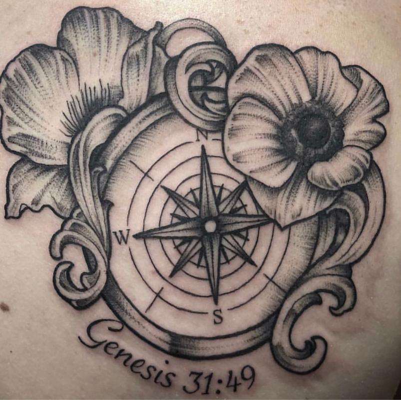 Tatuaje de brújula y flores
