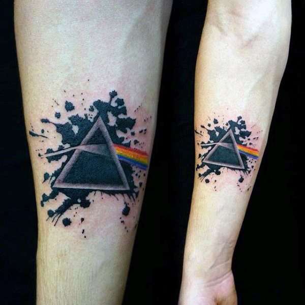 Tatuaje de triángulo negro con rayo de luz y arcoiris