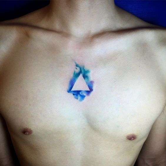 Tatuaje de triángulo en negativo en el pecho