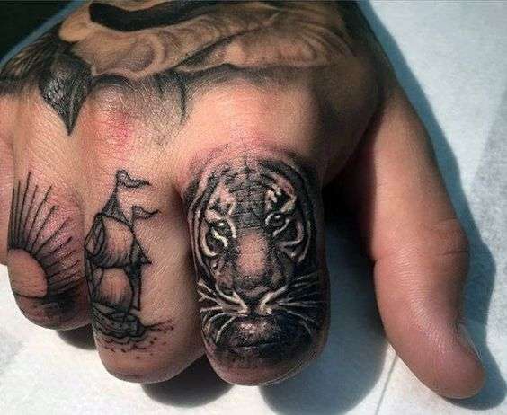 Tatuaje de tigre en el dedo