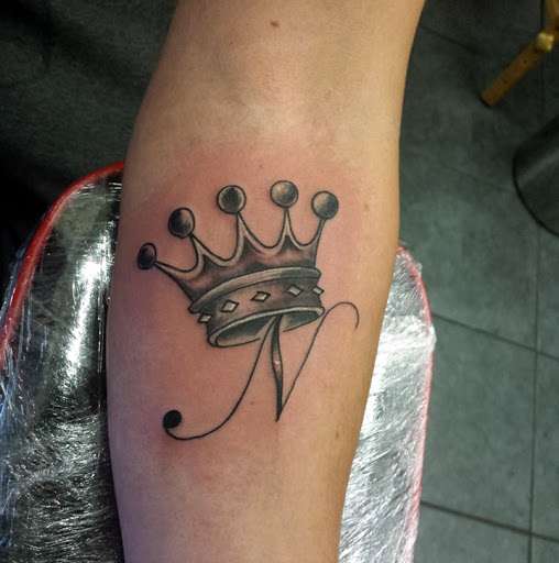 Tatuaje de letra "N" y corona
