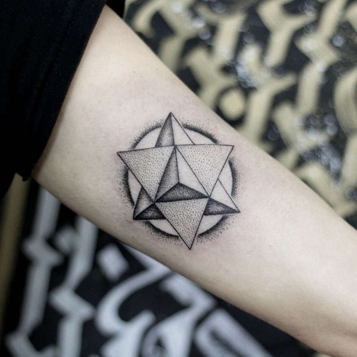 Tatuaje de triángulos dotwork
