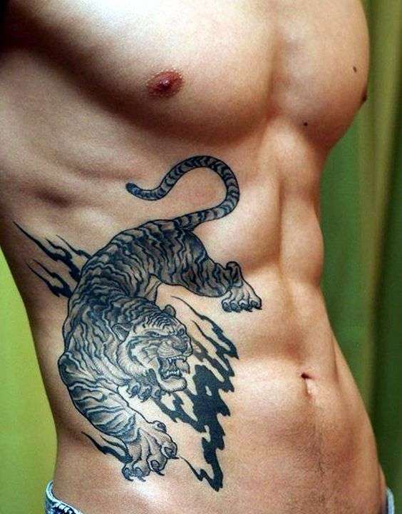Tatuaje de tigre en las costillas