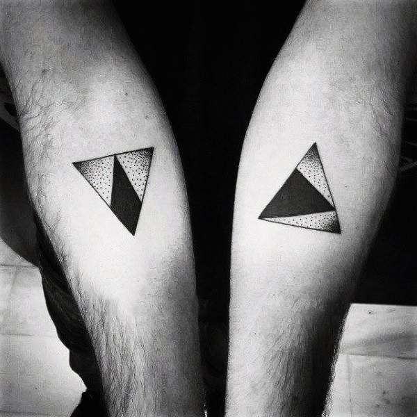 Tatuaje de triángulos blackwork