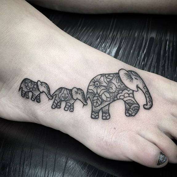 Tatuaje de elefantes en el pie