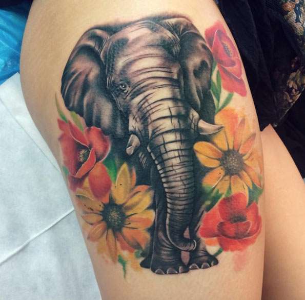 Tatuaje de elefante y flores