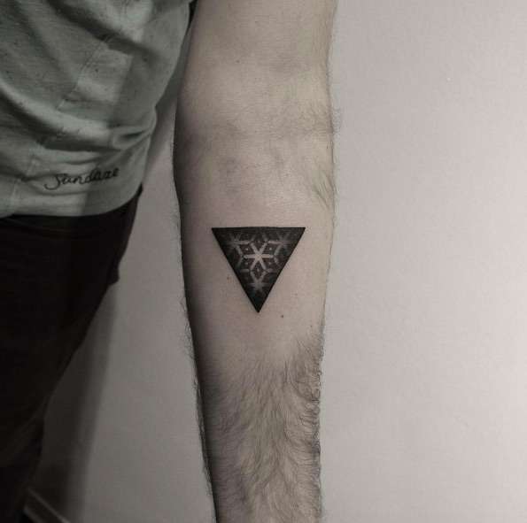 Tatuaje de triángulo y copo de nieve