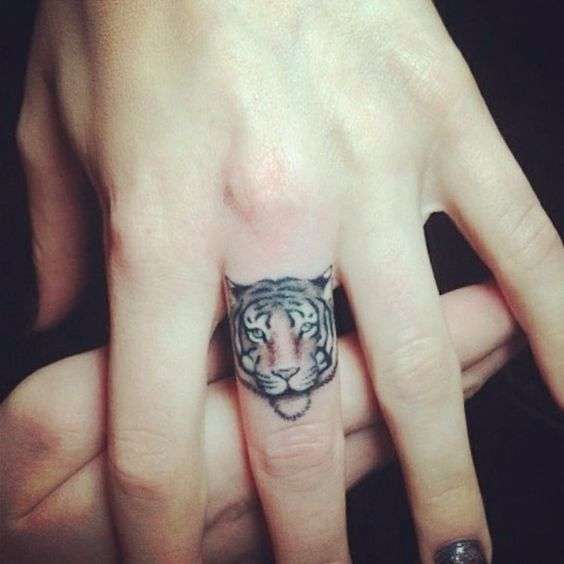 Tatuaje de tigre pequeño en el dedo