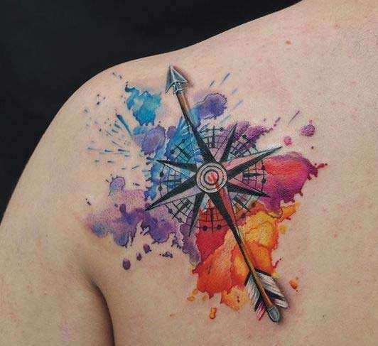 Tatuaje de brújula en colores