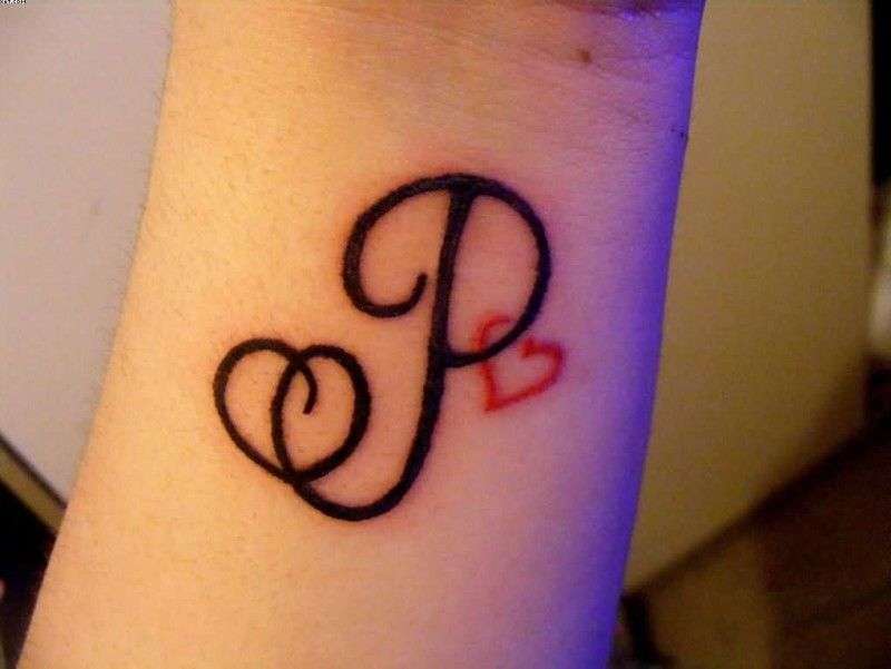 Tatuaje de letra "P" y corazón