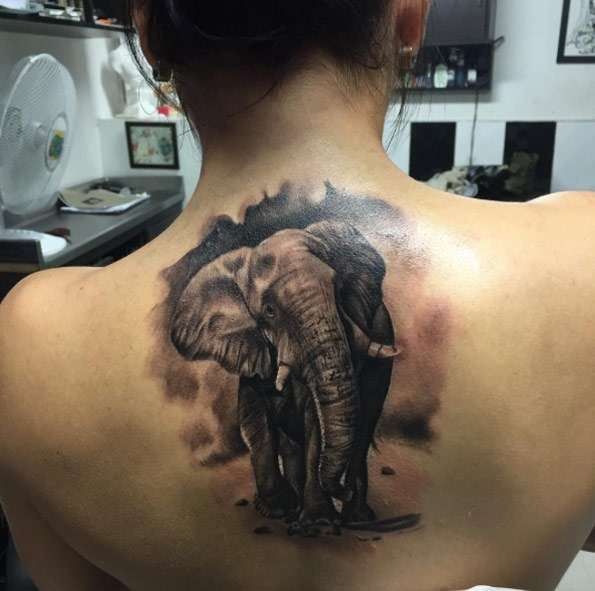 Tatuaje de elefante en la espalda