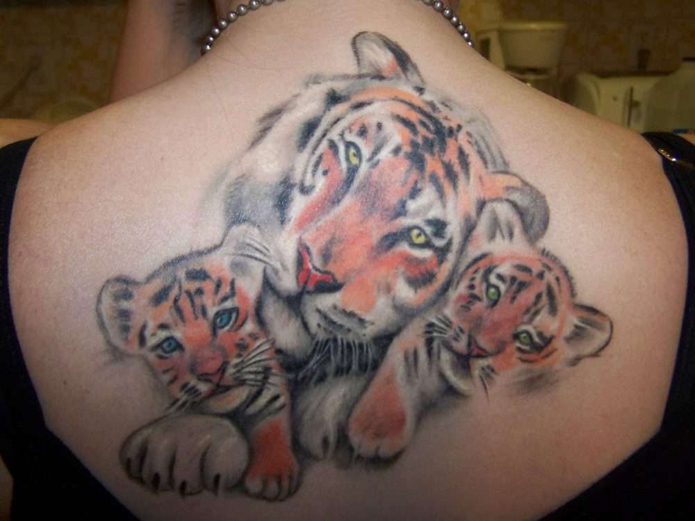 Tatuaje de tigresa y sus crías