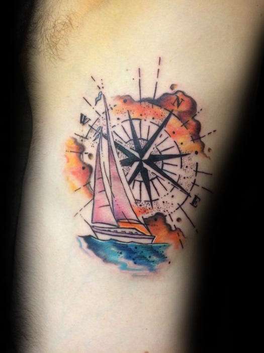 Tatuaje de brújula y velero