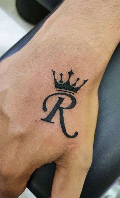 Tatuaje de letra "R"