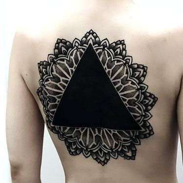 Tatuaje de triángulo grande y negro en la espalda