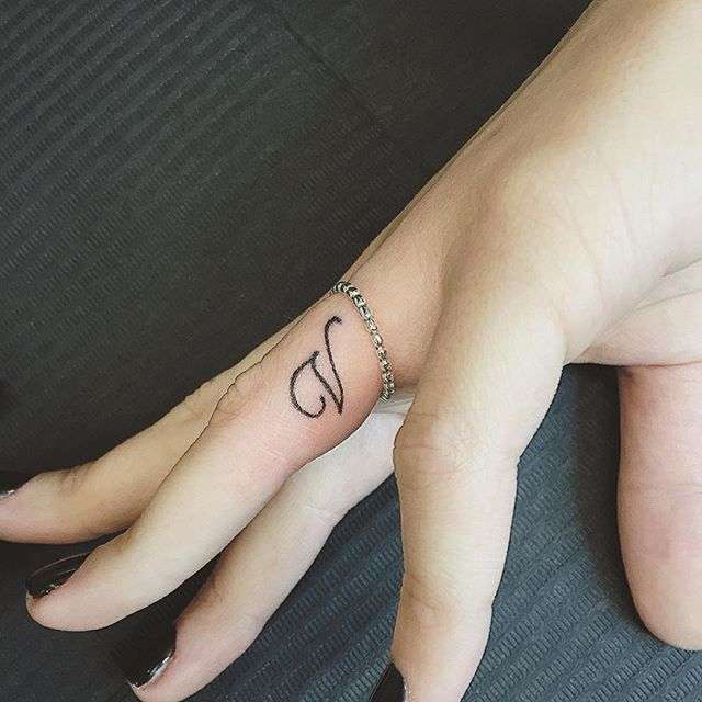 Tatuaje de letra "V"