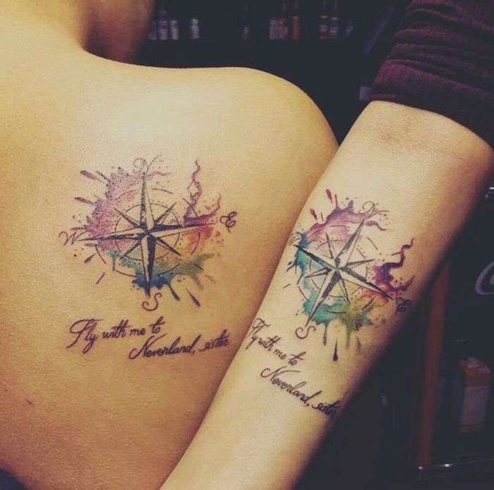 Tatuaje de brújula en pareja