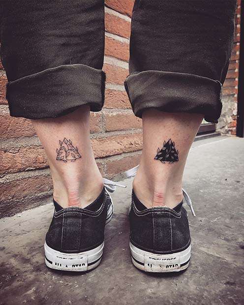 Tatuaje de triángulos en las pantorrillas