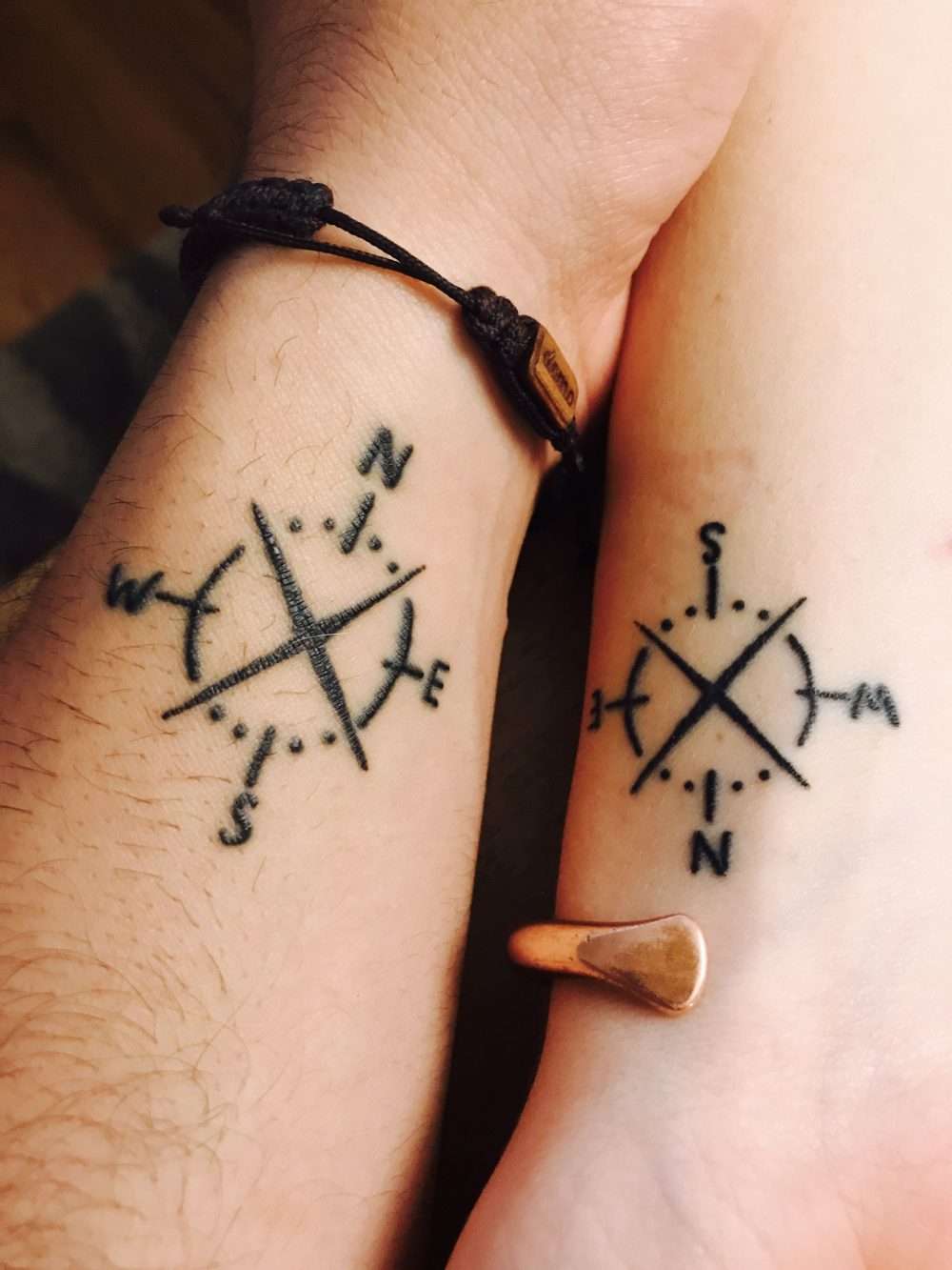 Tatuaje de brújula sencillo en pareja