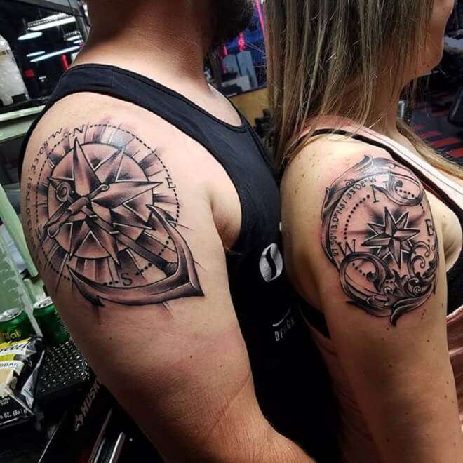 Tatuaje de brújula en pareja en el hombro