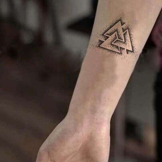 Tatuaje de triángulos puntillismo