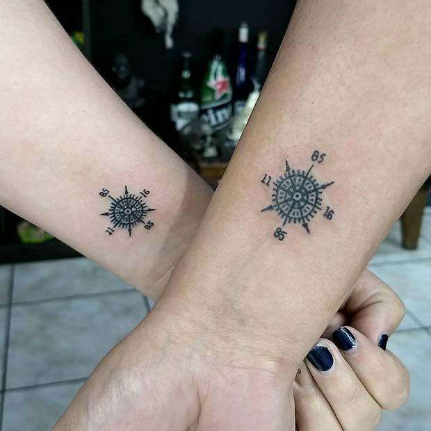 Tatuaje de brújula pequeño en pareja