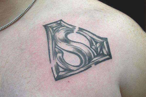 Tatuaje de letra "S" de Superman