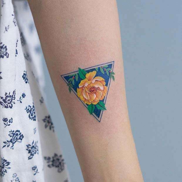 Tatuaje de triángulo y flor amarilla