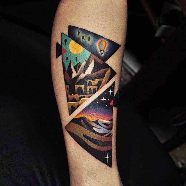 Tatuaje de triángulos con paisaje