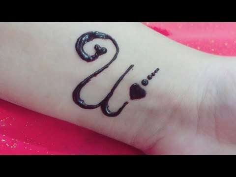 Tatuaje de letra "U" en henna